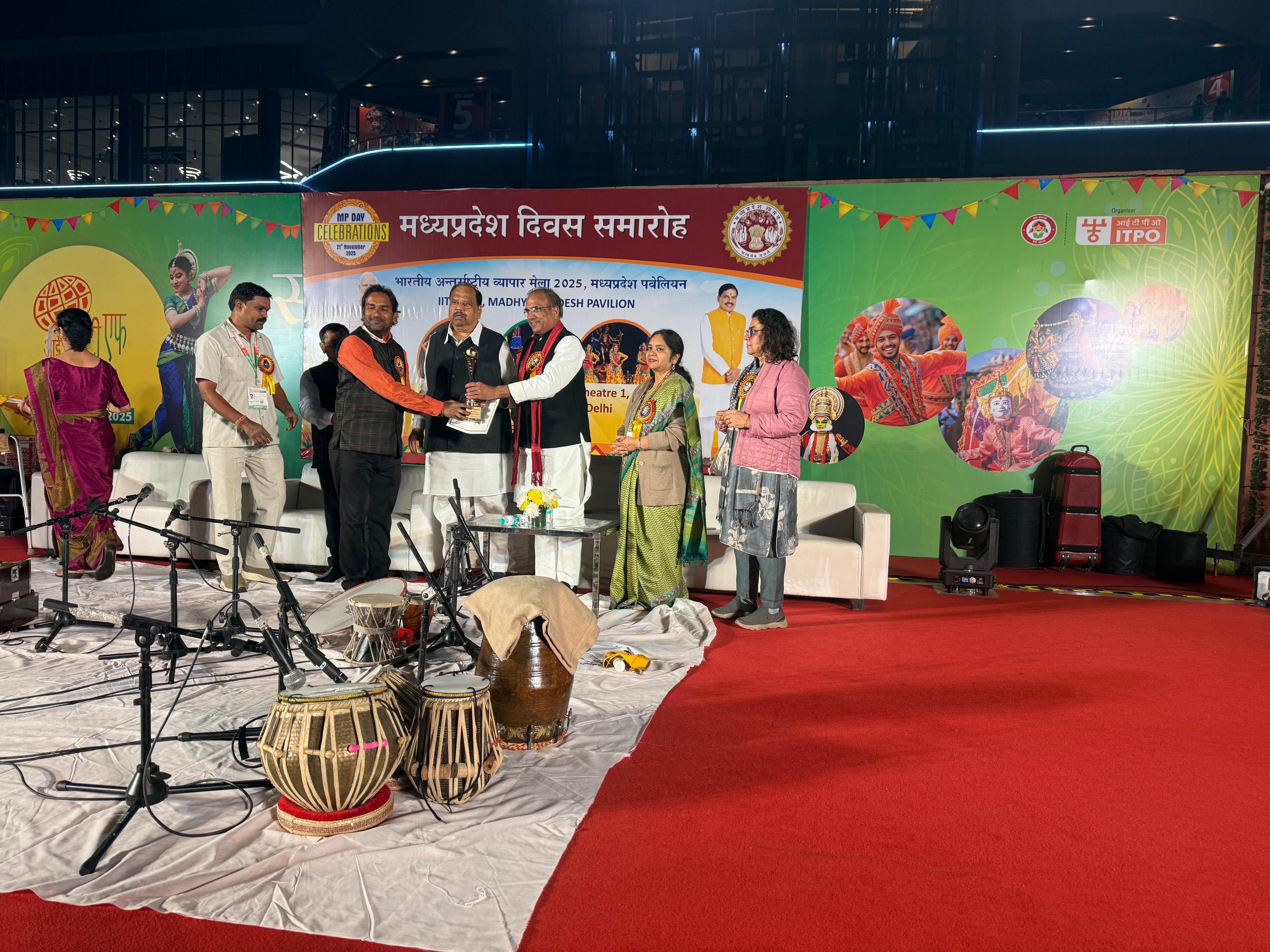 अंतर्राष्ट्र्रीय व्यापार मेला 2025 प्रगति मैदान नईदिल्ली , में माननीय उद्योग एवं वाणिज्य मंत्री, श्री चैतन्य कश्यप जी द्वारा  माटीकला बोर्ड को द्वित्तीय पुरस्कार प्राप्त