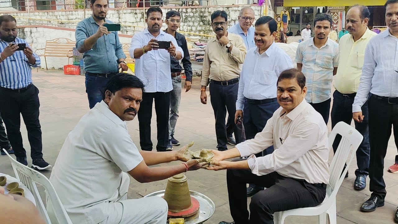 राष्‍ट्रीय खादी उत्‍सव मेला 2025 में माननीय अपर मुख्य सचिव महोदय, कुटीर ग्रामोद्योग विभाग द्वारा प्रत्यक्ष प्रदर्शन