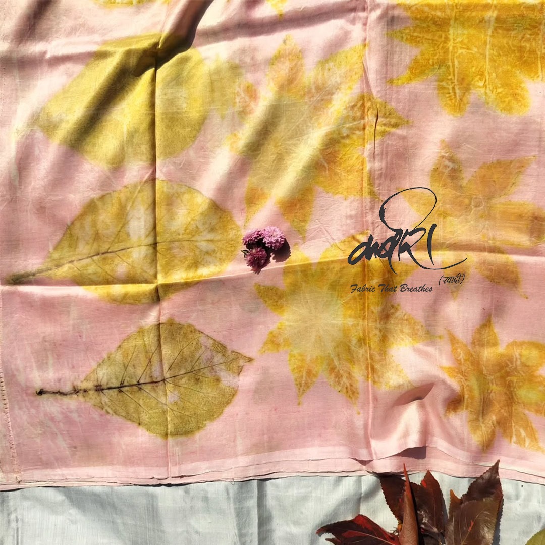 इको प्रिंट शुद्ध खादी मलबरी साड़ी पर – हस्तनिर्मित सुंदरता