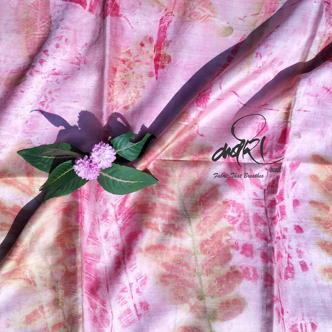 इको प्रिंट शुद्ध खादी मलबरी साड़ी पर – हस्तनिर्मित सुंदरता