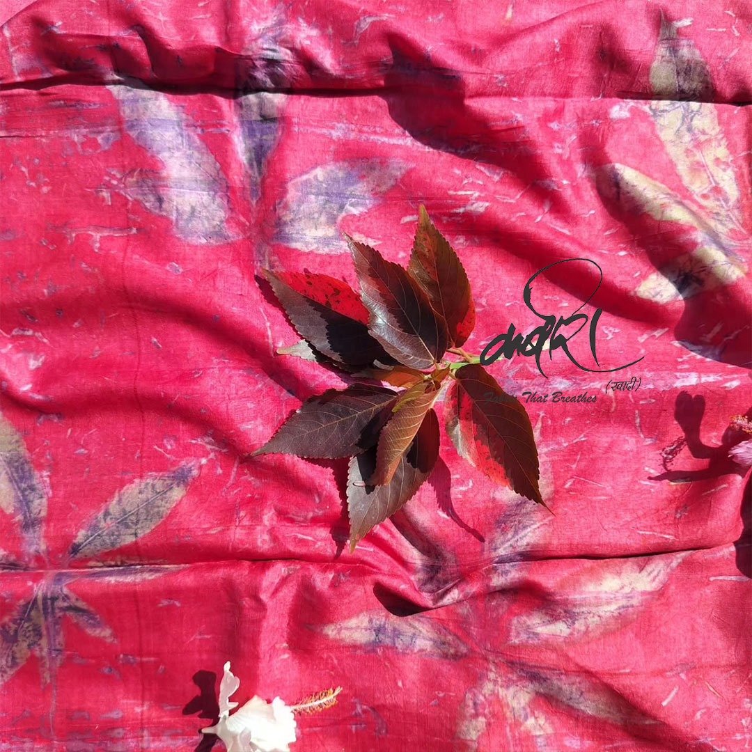 “टे़सु” इको प्रिंट शुद्ध खादी मलबरी साड़ी पर – हस्तनिर्मित सुंदरता