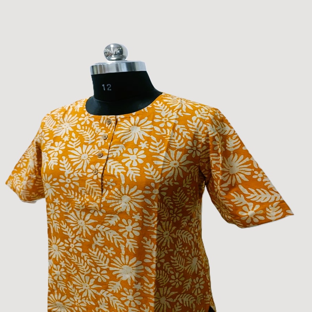 बाटिक प्रिंट महिला लॉन्ग कुर्ता – शिल्प आधारित आधुनिक परिधान