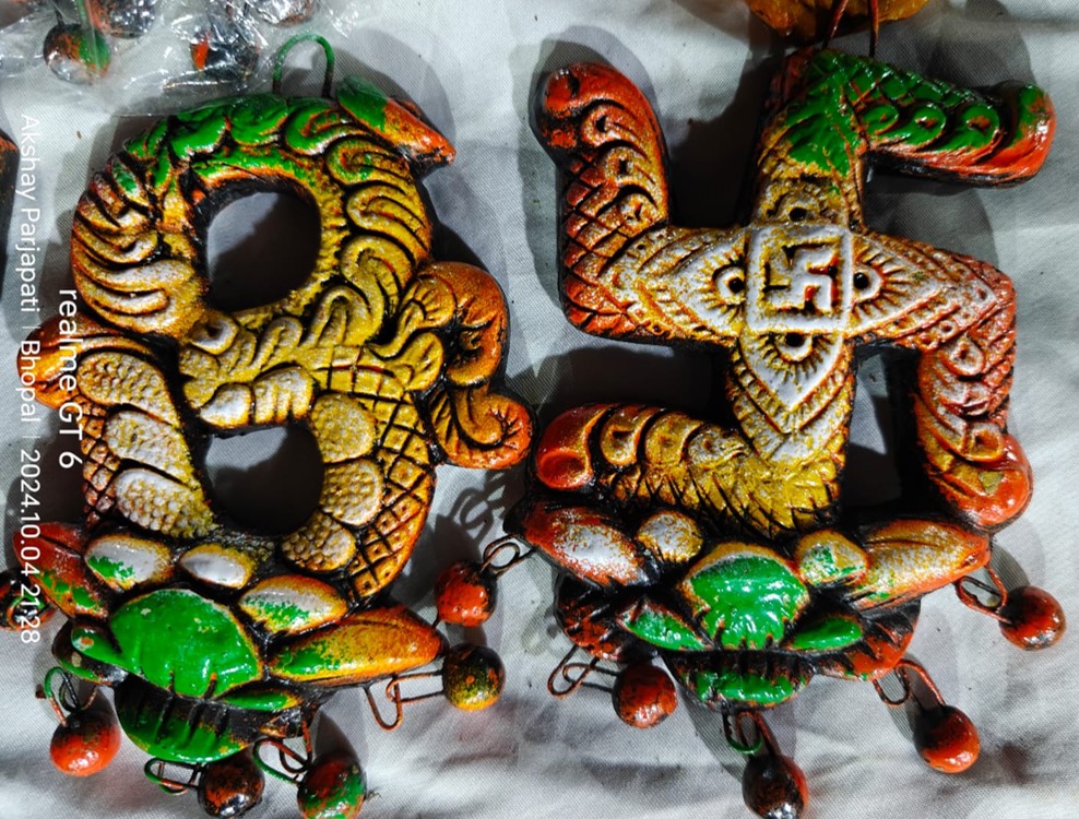 टेराकोटा “साथिया” एवं “ॐ”